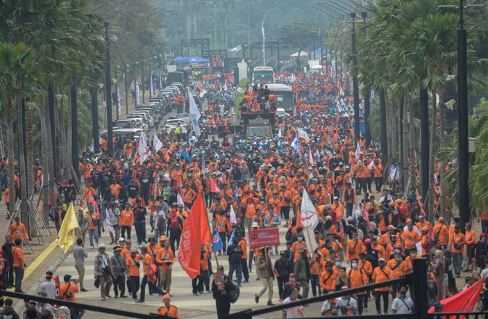 Demo Buruh Ricuh Depan Gedung DPR!